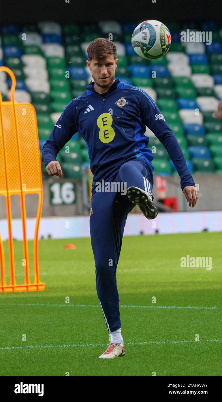 National Football Stadium al Windsor Park, Belfast, Irlanda del Nord, Regno Unito. 14 ottobre 2024. La squadra dell'Irlanda del Nord si allena in vista della partita di calcio di domani sera contro la Bulgaria nella UEFA Nations League (UNL League C gruppo 3). Paddy McNair. Crediti: David Hunter/Alamy Live News. Foto Stock