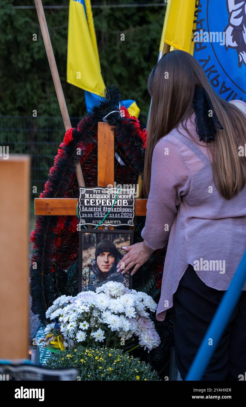 10.09.2024, Ucraina, Leopoli, Leopoli - Witwe trauert am Grab ihres Manns auf dem Marsfeld, Ehrenfriedhof der gefallenen Lwiwer Soldaten im Ukrainekrieg. 00 Foto Stock