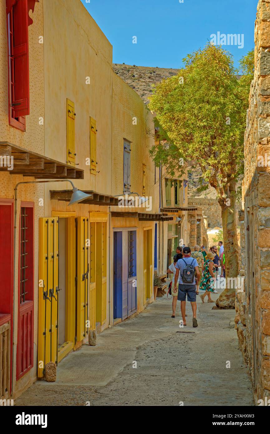 Ex strada dello shopping sull'isola greca di Spinalonga, ex colonia lebbrosa vicino Agios Nikolaos a Creta, in Grecia. Foto Stock