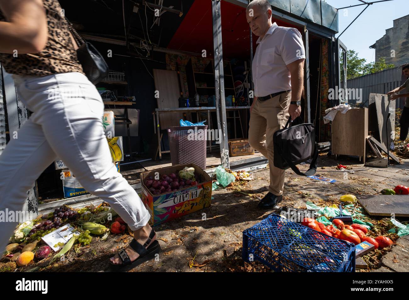 06.09.2024, Ucraina, Leopoli, Leopoli - Ucraina guerra: Stallo danneggiato dopo l'attacco di razzi e droni russi in una zona residenziale nel centro della città. Sette peo Foto Stock