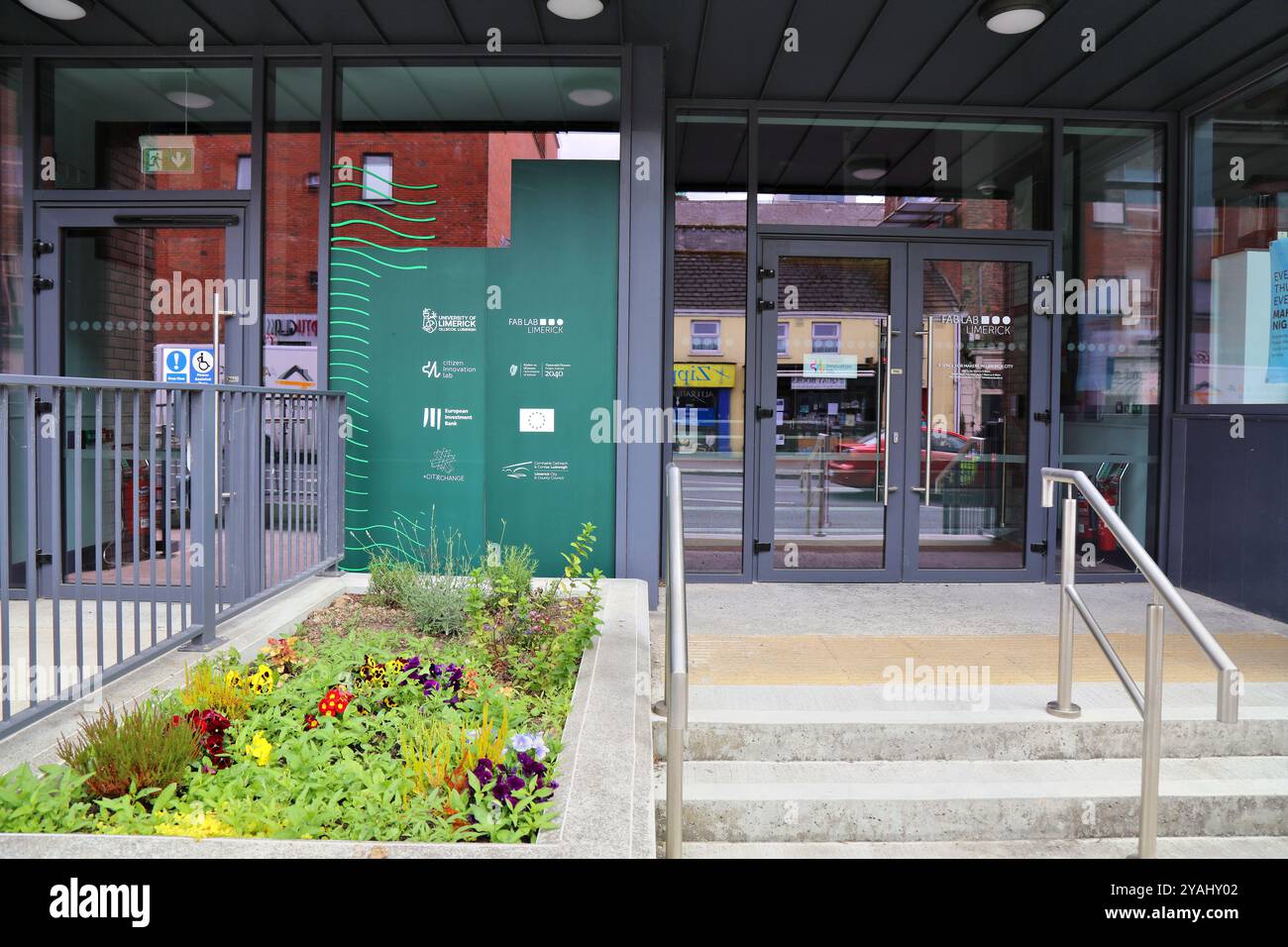 LIMERICK, IRLANDA - 30 GIUGNO 2024: University of Limerick Fab Lab Building a Limerick, Irlanda. Fab Lab è un laboratorio di fabbricazione digitale specializzato in Foto Stock