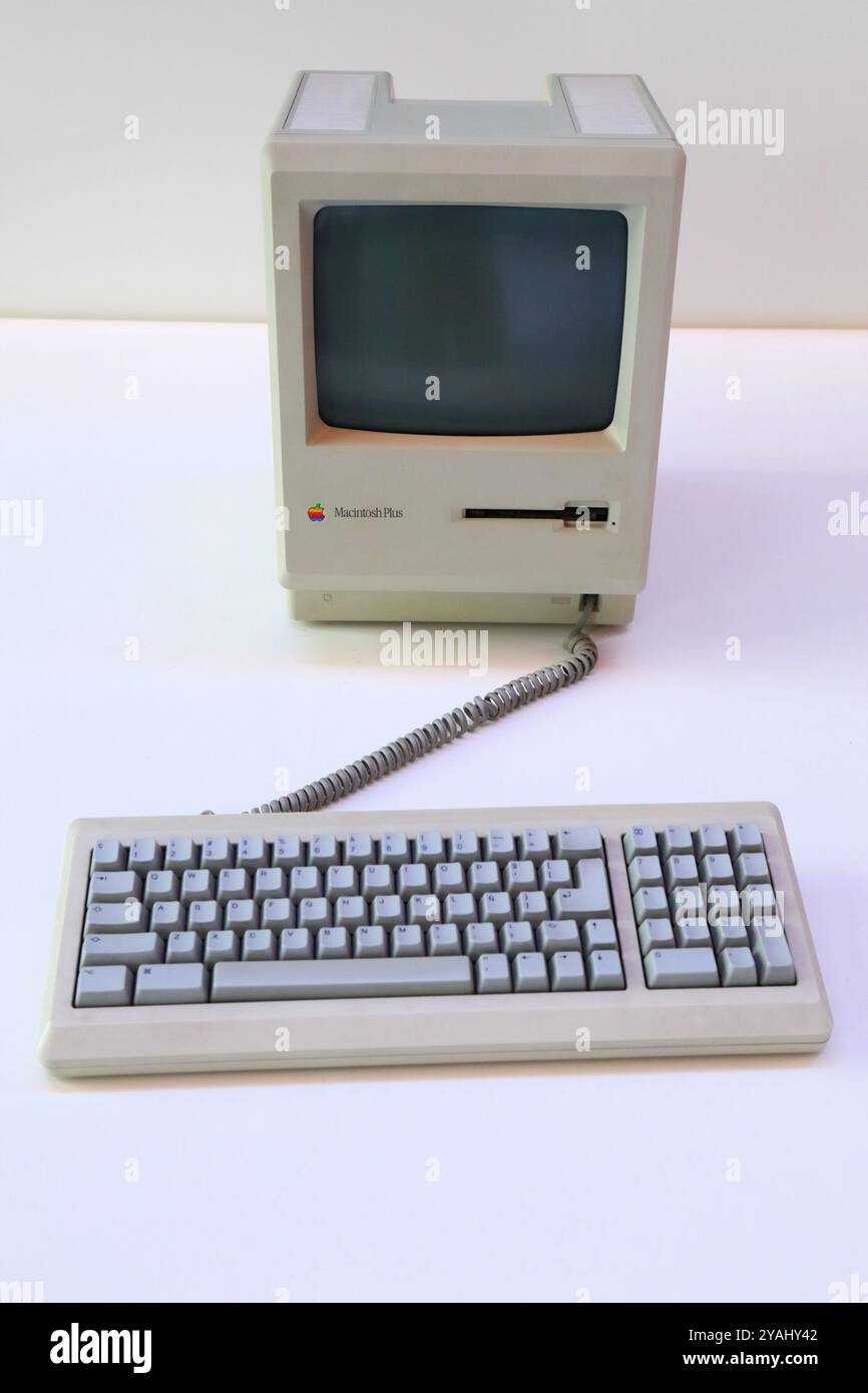 TERRASSA, SPAGNA - 6 OTTOBRE 2021: Apple Macintosh Plus obsoleto sistema informatico. Hardware per computer vintage da collezione. Foto Stock