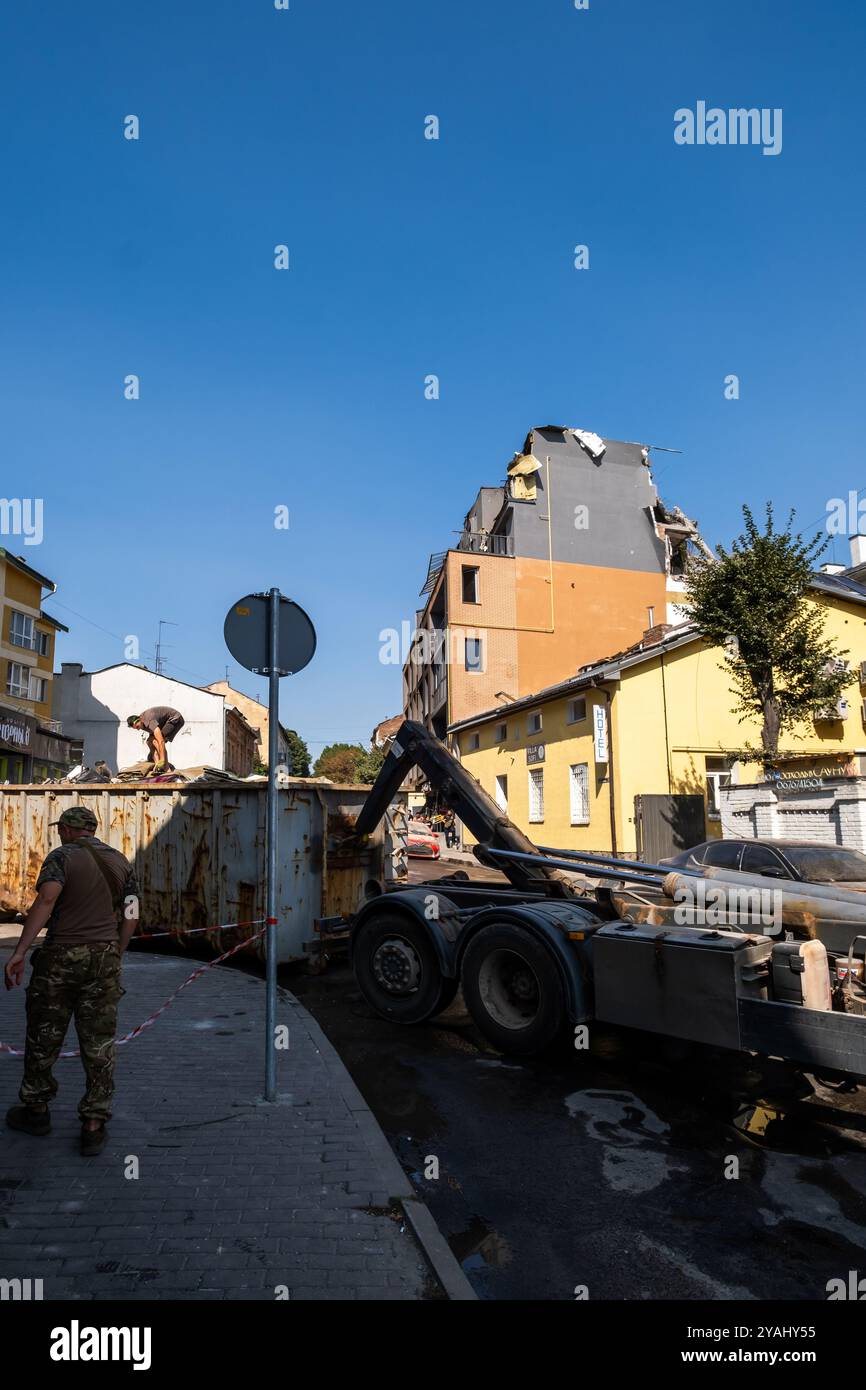 06.09.2024, Ucraina, Lviv, Lviv - Ucraina-Krieg: Aufr‐ umarbeiten nach russischem Raketen- und Drohnenangriff auf Wohnviertel im Zentrum (7 Tote, ca. 0 Foto Stock