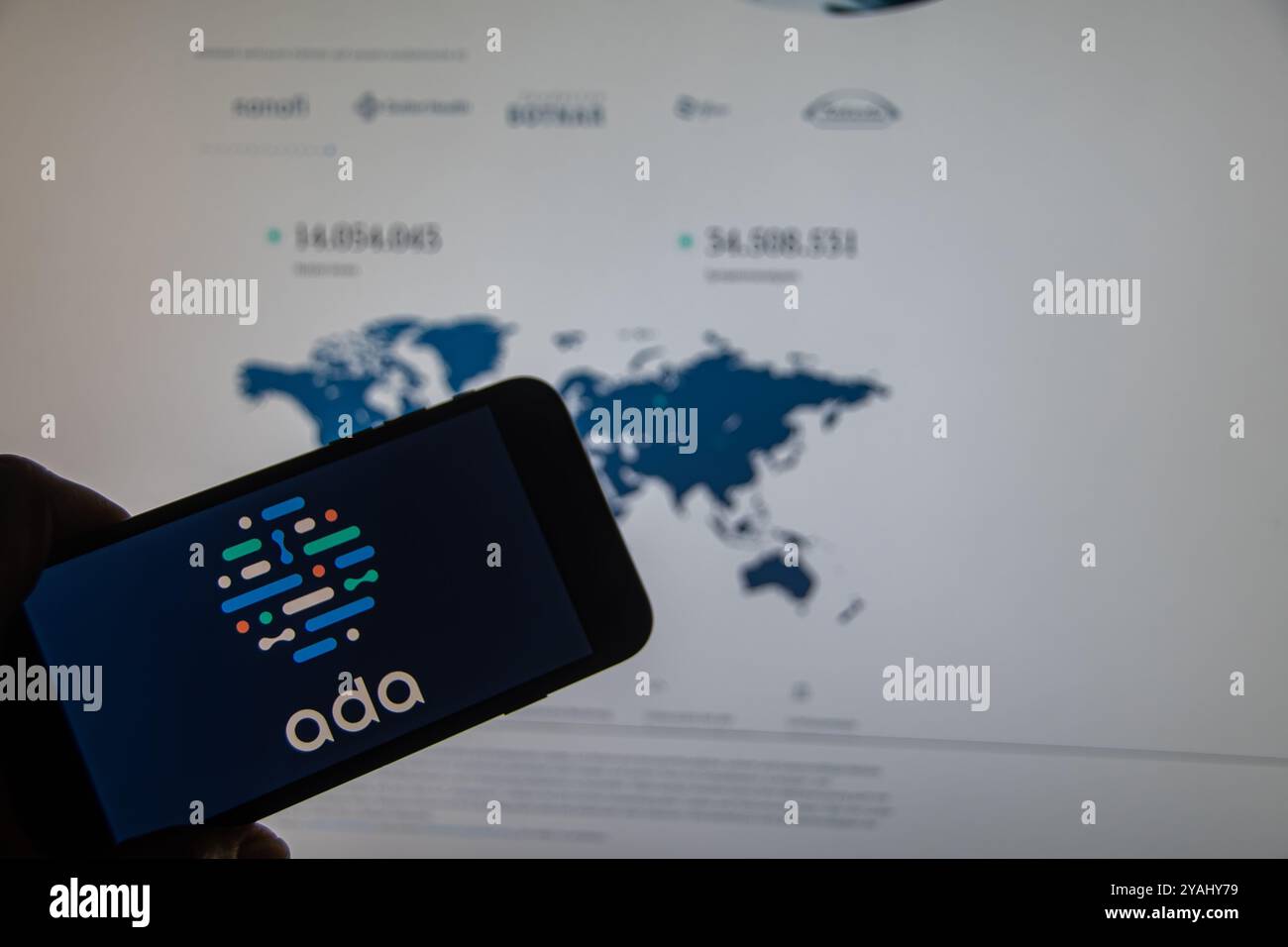 Rheinbach, Germania 13 ottobre 2024, il logo del marchio dell'azienda "Ada Health" sul display di uno smartphone davanti al sito Web Foto Stock