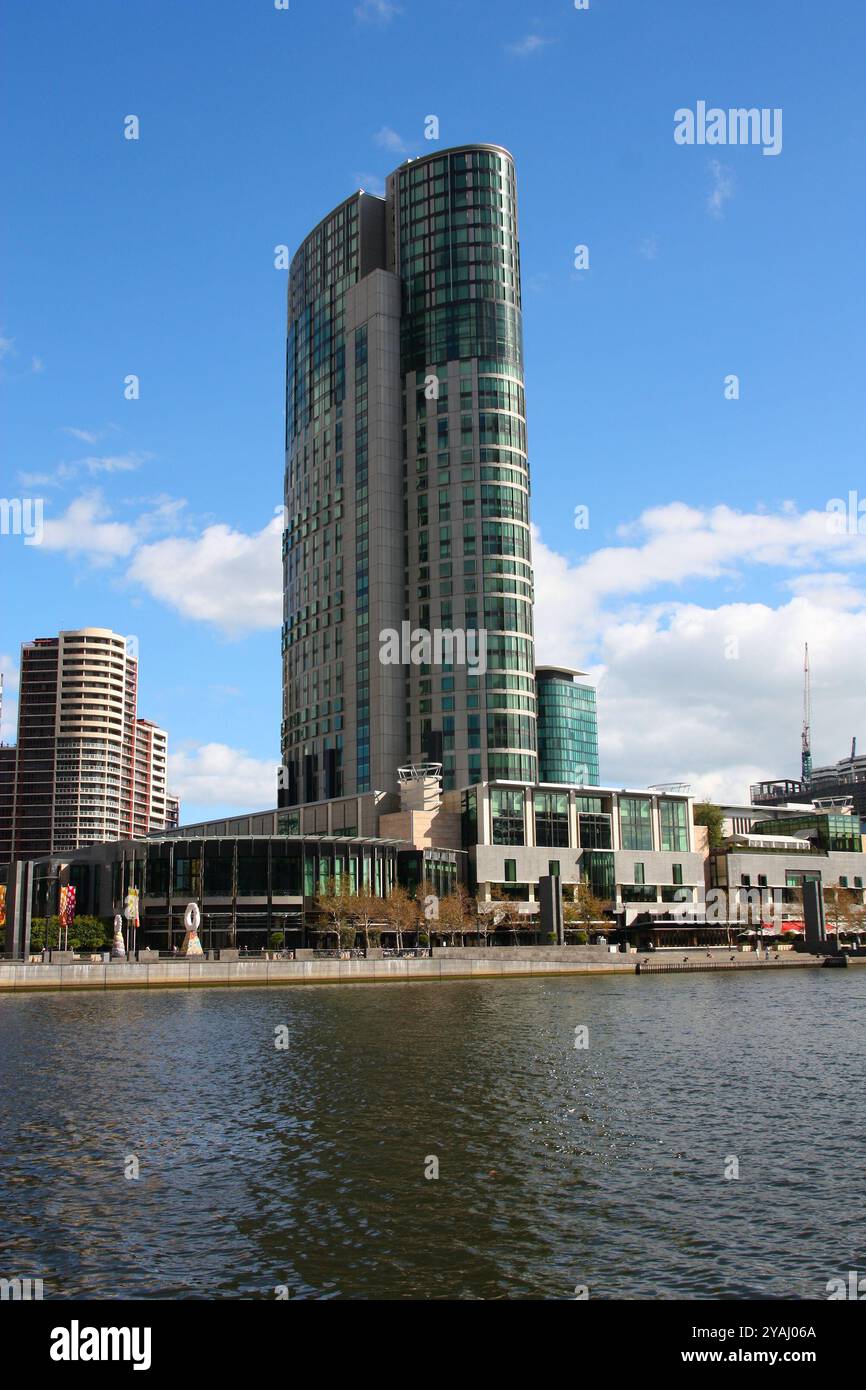 MELBOURNE, AUSTRALIA - 9 FEBBRAIO 2008: Hotel Crown Towers grattacielo a Melbourne, Australia. È di proprietà di Crown Resorts. Fu costruito da Gr Foto Stock