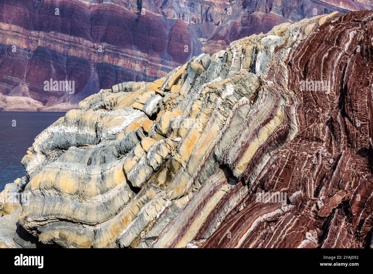 Segelsallskapet, nel Geologfjord, nel Parco Nazionale della Groenlandia nord-orientale. Rinomato per le colorate formazioni rocciose, con strati di rosso e giallo. Foto Stock