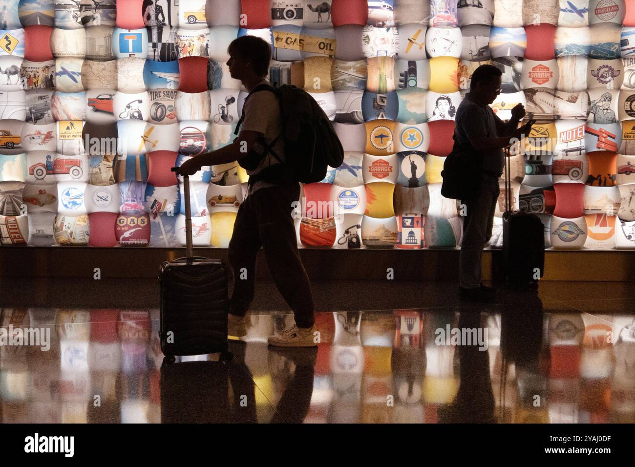 20.11.2023, Quatar, , Doha - silhouette: Passeggeri al terminal dell'Aeroporto Internazionale di Hamad. 00S231120D444CAROEX.JPG [VERSIONE DEL MODELLO: NO, CORRETTO Foto Stock