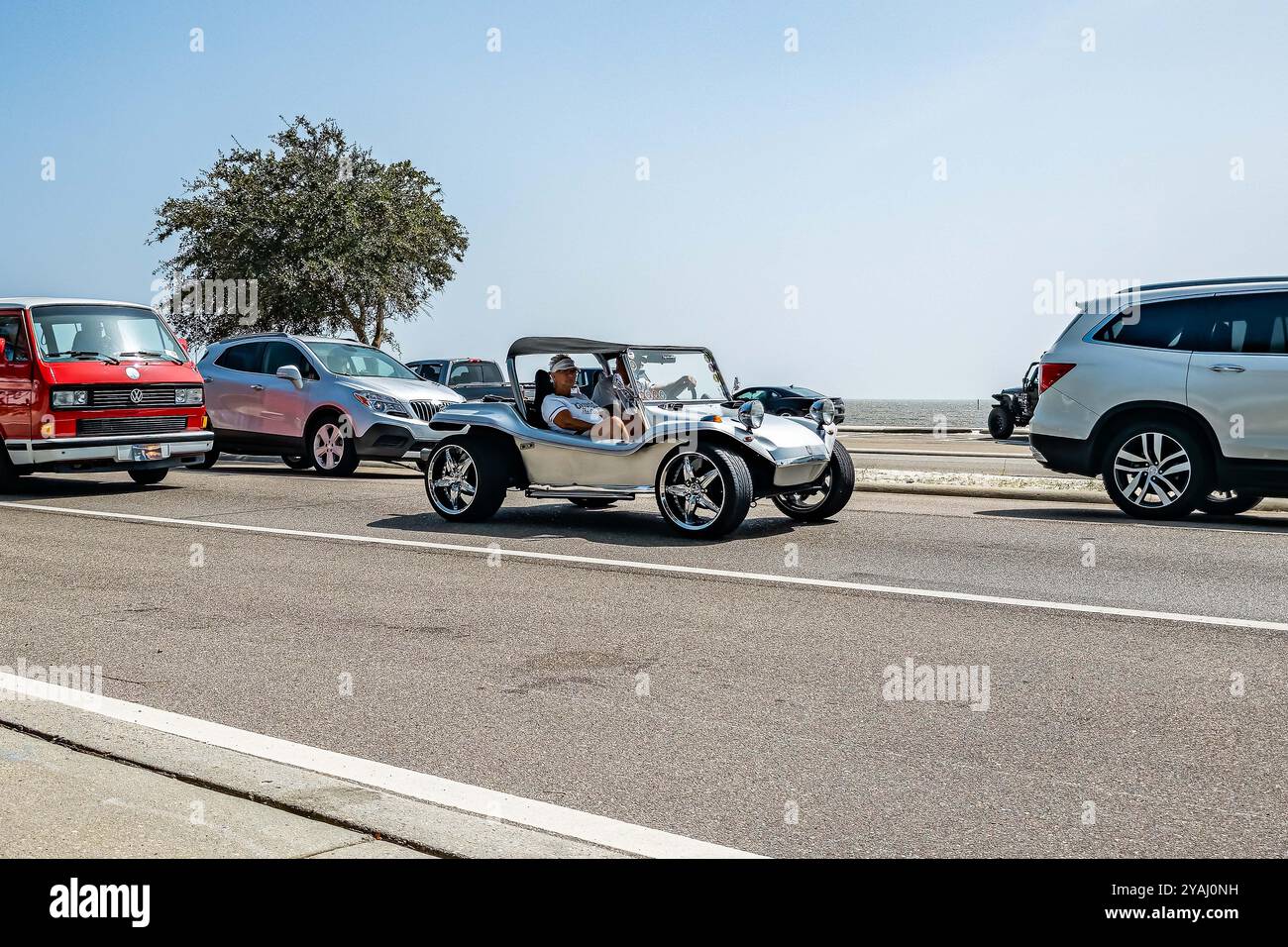 Gulfport, MS - 4 ottobre 2023: Vista ad angolo anteriore grandangolare di un Buggy Dune 1968 Meyers Manx in una mostra di auto locale. Foto Stock