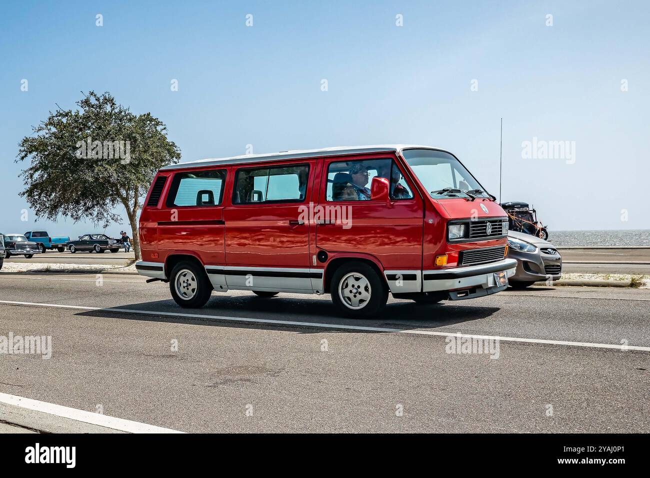 Gulfport, MS - 4 ottobre 2023: Vista ad angolo anteriore grandangolare di un camper Volkswagen Vanagon GL Westfalia del 1991 in occasione di una fiera automobilistica locale. Foto Stock
