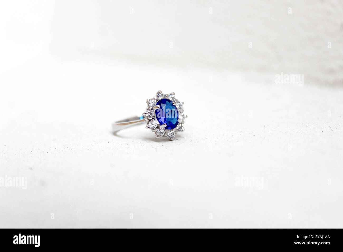Anello in zaffiro con diamanti Foto Stock