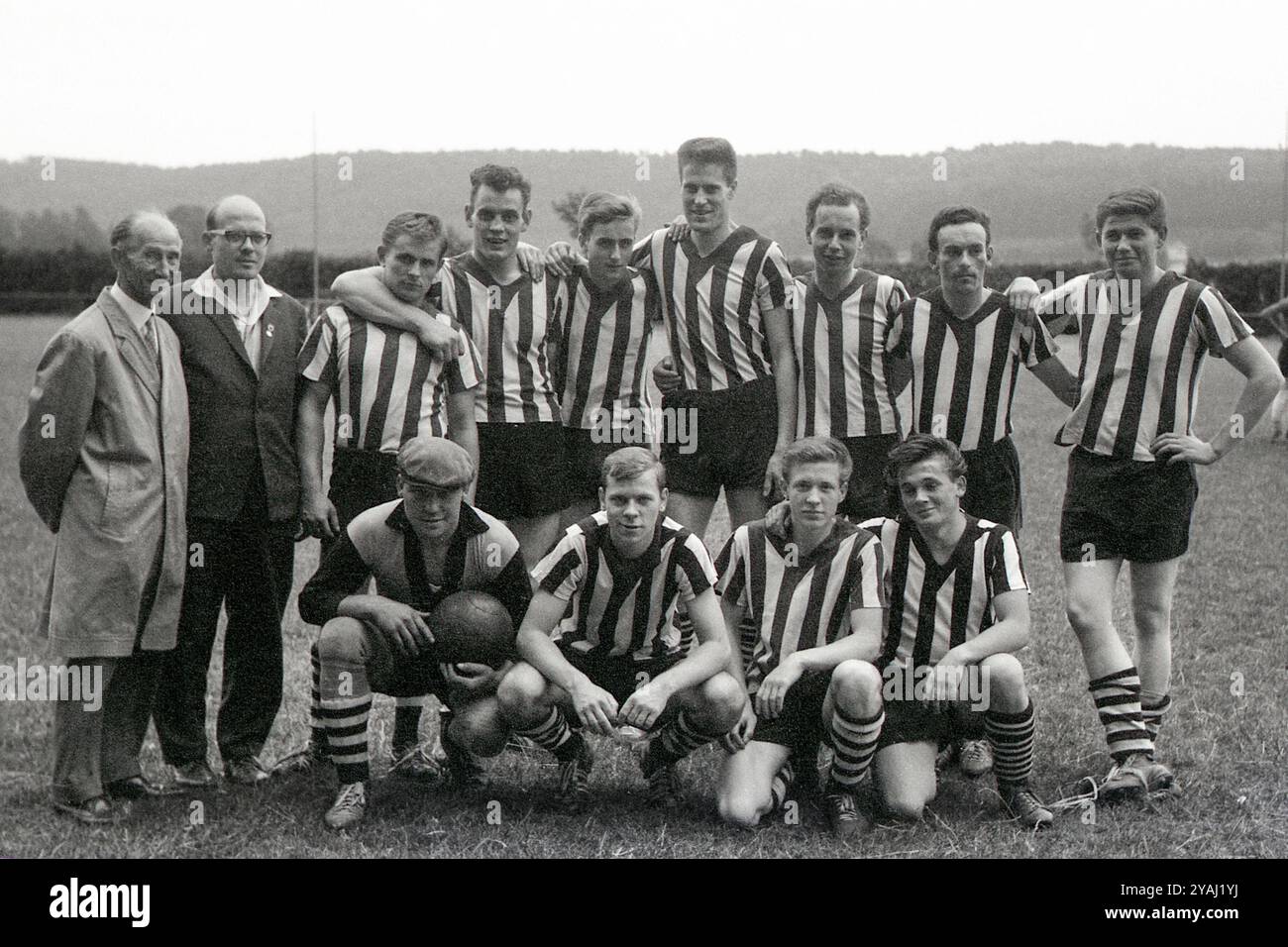 08.07.1964, Repubblica Democratica tedesca, Bezirk Erfurt, Gotha - Gruppenfoto der Fuflballmannschaft Hoppegarten auf der Galopprennbahn. 00S640708D004CARO Foto Stock