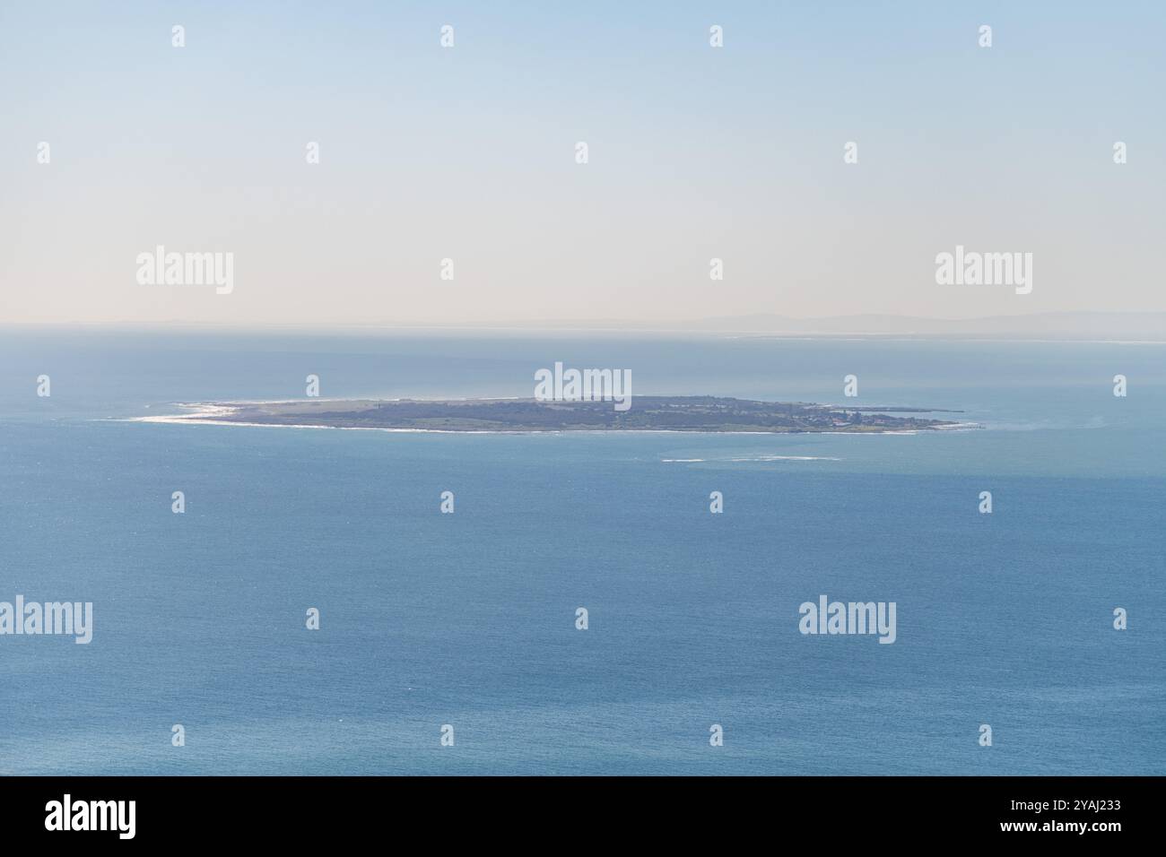 Una vista di Robben Island nell'Oceano Atlantico da Signal Hill a città del Capo, Sud Africa Foto Stock