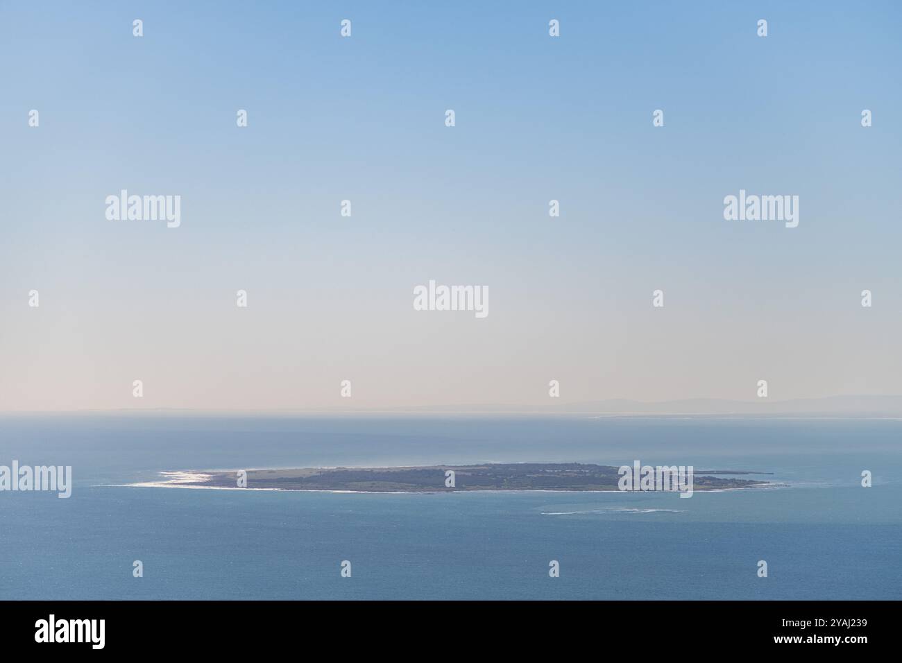 Una vista di Robben Island nell'Oceano Atlantico da Signal Hill a città del Capo, Sud Africa Foto Stock