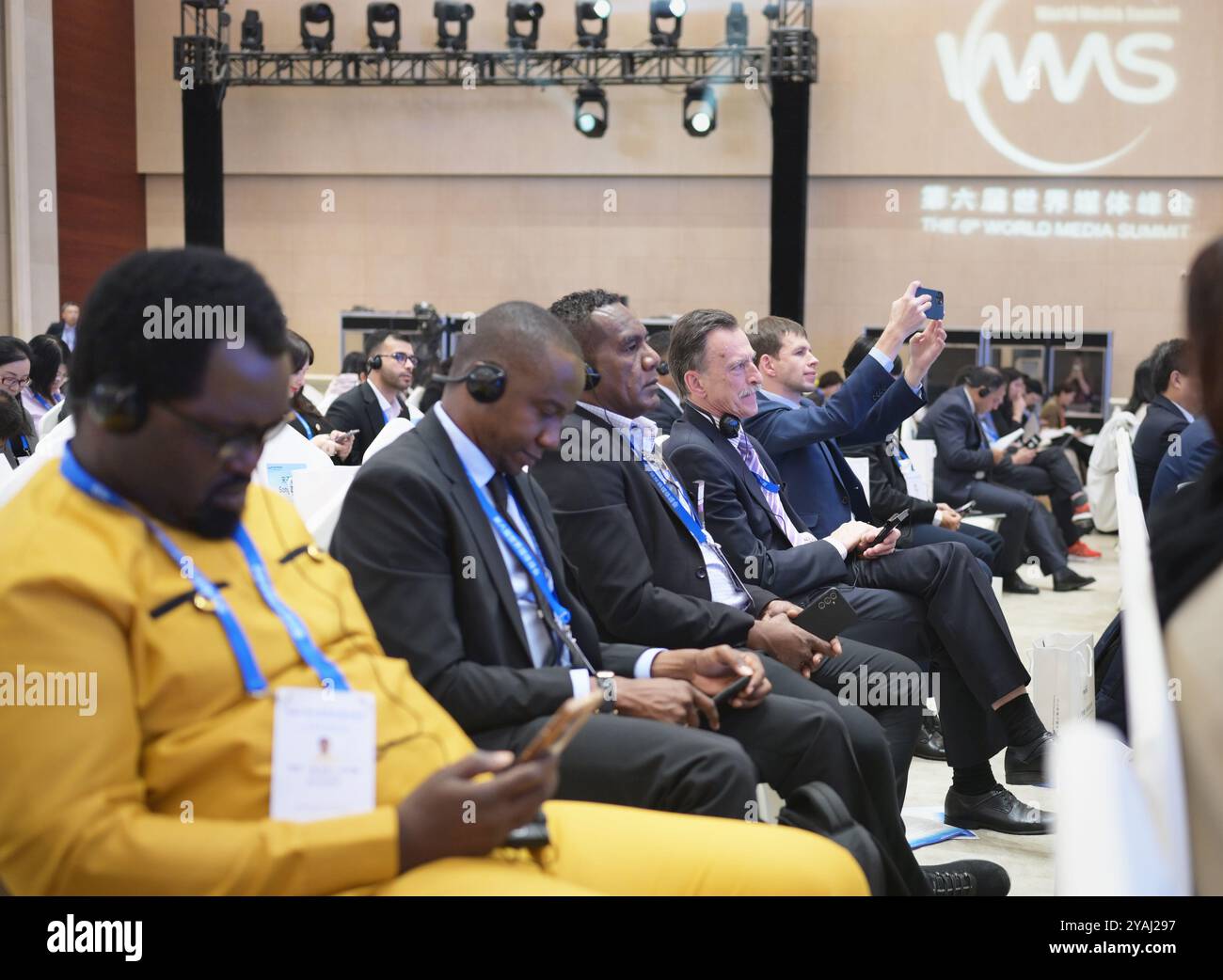 Urumqi, Cina. 14 ottobre 2024. Gli ospiti partecipano alla sessione plenaria del 6° World Media Summit a Urumqi, nella regione autonoma dello Xinjiang Uygur, nella Cina nord-occidentale, 14 ottobre 2024. Tema "intelligenza artificiale e trasformazione dei media", il vertice ha riunito oltre 500 partecipanti provenienti da 106 paesi e regioni, tra cui rappresentanti di 208 media tradizionali, agenzie governative e organizzazioni internazionali. Crediti: Xinhua/Alamy Live News Foto Stock