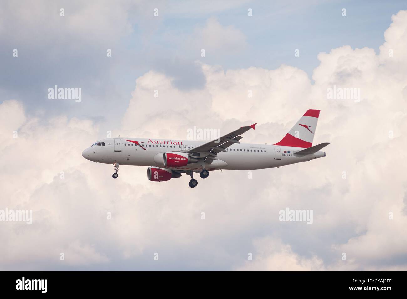 31.07.2022, Germania, Berlino - Europa - un aeromobile Airbus A320-216 dell'Austrian Airlines con immatricolazione OE-LXA in avvicinamento a Berlino Brandeburgo Foto Stock