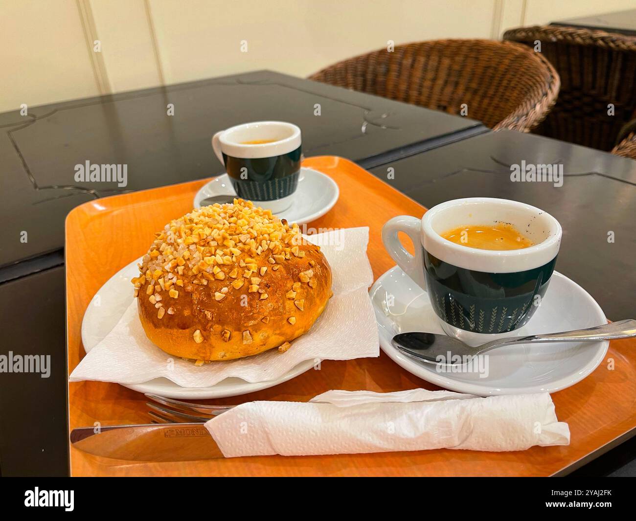 Due tazze di caffè con torta. Foto Stock