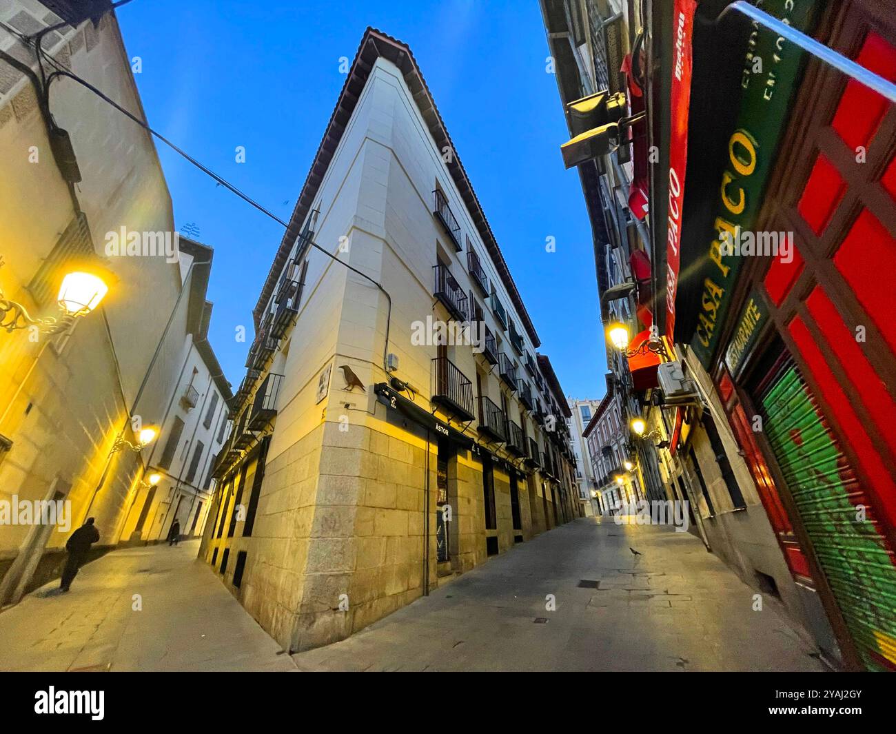 Via Pasa e via Gomez de Mora, vista notturna. Madrid, Spagna. Foto Stock