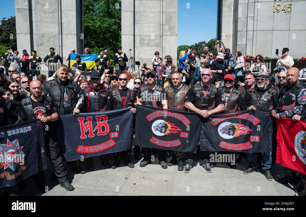 09.05.2024, Germania, Berlino - Europa - i membri e i sostenitori del rocker club pro-Putin ëNachtwoelfeí posero fiori e ghirlande davanti al SOV Foto Stock