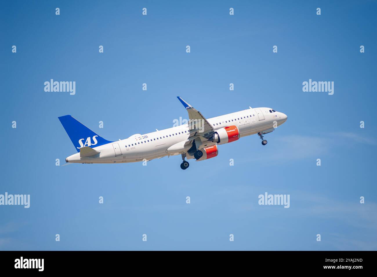 13.05.2024, Germania, Berlino - Europa - aeromobile passeggeri SAS Scandinavian Airlines Airbus A320-251N con registrazione se-ROS in decollo Foto Stock