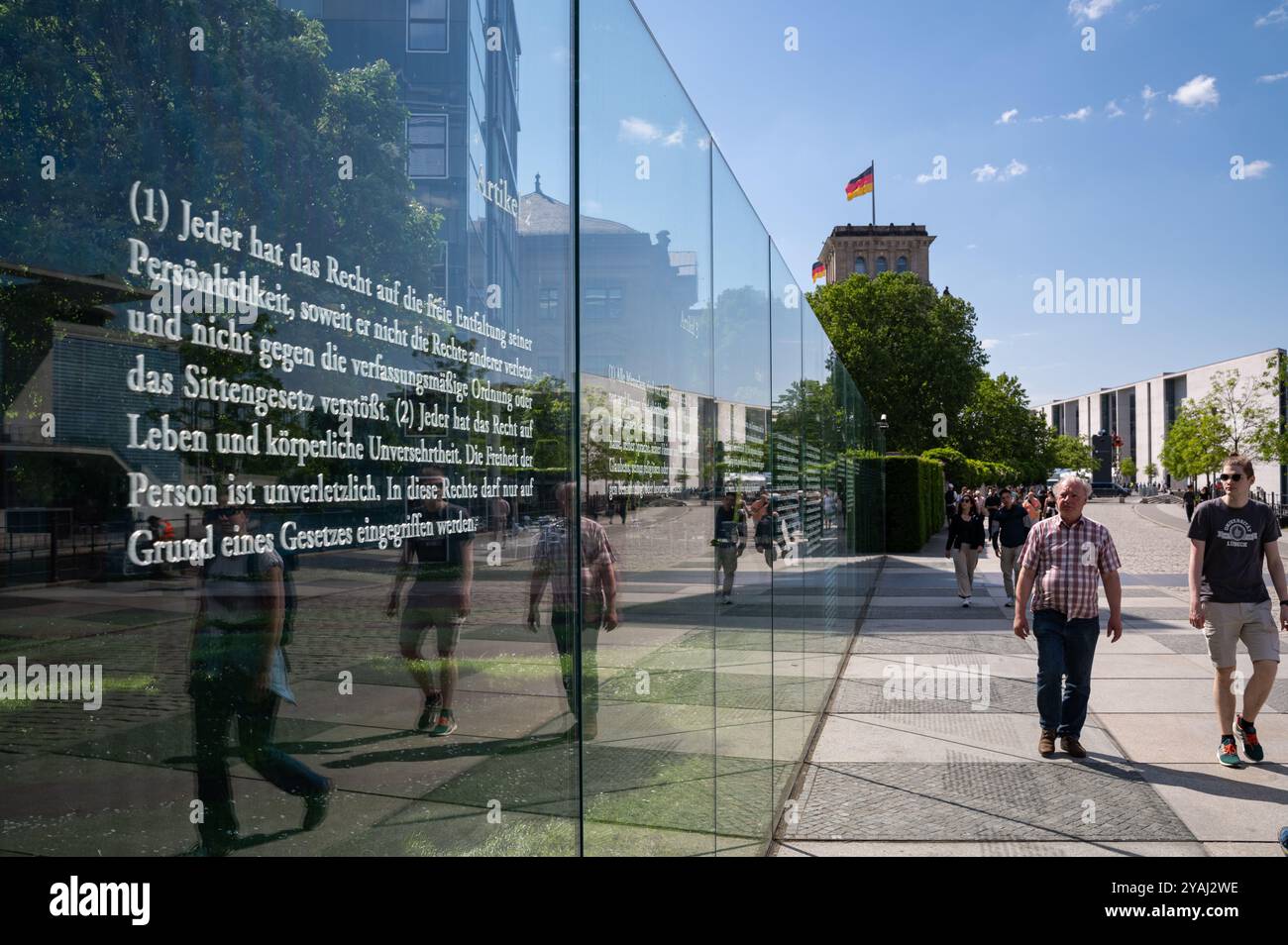 17.05.2024, Germania, Berlino - Europa - pannelli di vetro con l'iscrizione dei primi 19 articoli della legge fondamentale, i cosiddetti diritti fondamentali Foto Stock