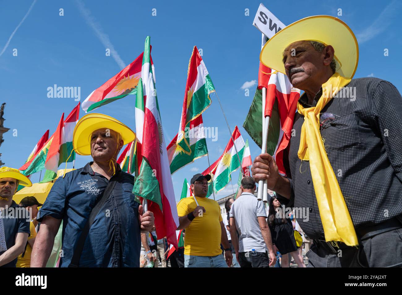 29.06.2024, Germania, Berlino - Europa - migliaia di iraniani in esilio protestano con lo slogan ëFree Iraní su Bebelplatz nel quartiere Mitte Foto Stock