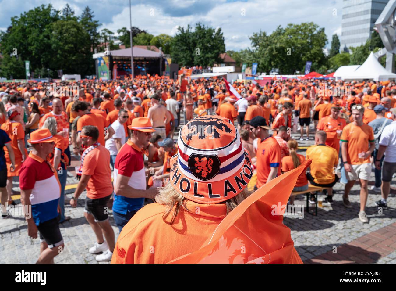 06.07.2024, Germania, , Berlino - Europa - i tifosi della nazionale olandese di calcio si incontrano al centro fieristico Messe Nord e festeggiano prima del qu Foto Stock