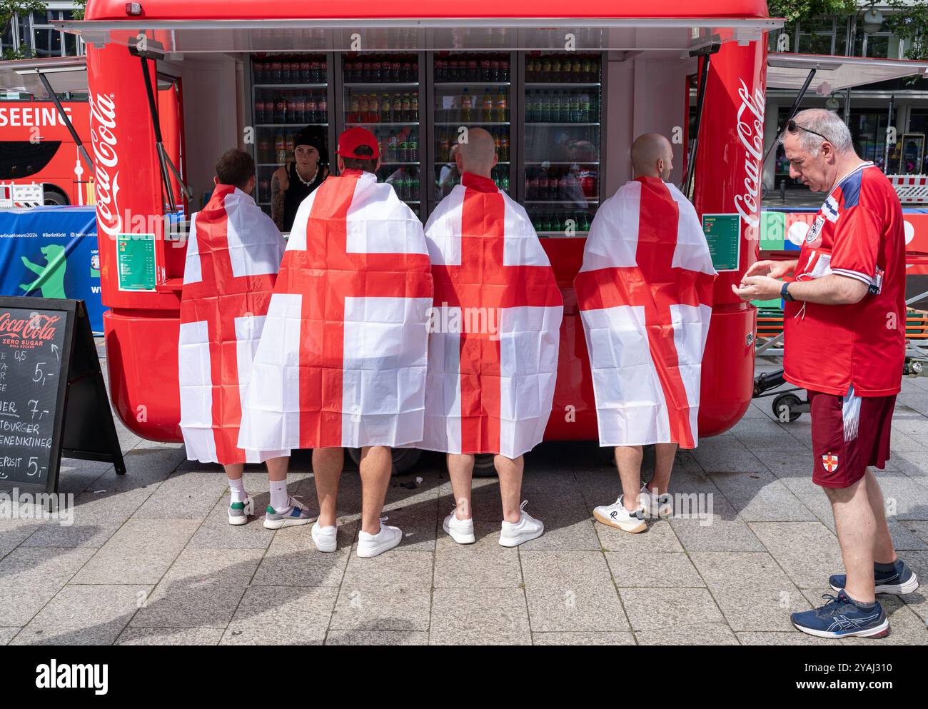 14.07.2024, Germania, Berlino - Europa - Inghilterra i tifosi di calcio con bandiere inglesi si incontrano a Breitscheidplatz di fronte all'Europa Center di Berlino-Cha Foto Stock