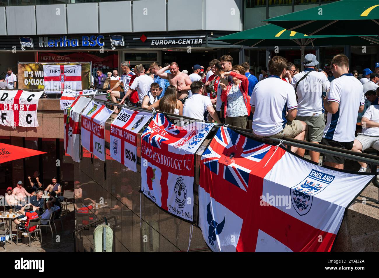 14.07.2024, Germania, Berlino - Europa - i tifosi della nazionale inglese si incontrano a Breitscheidplatz di fronte all'Europa Center di Berlino-C. Foto Stock