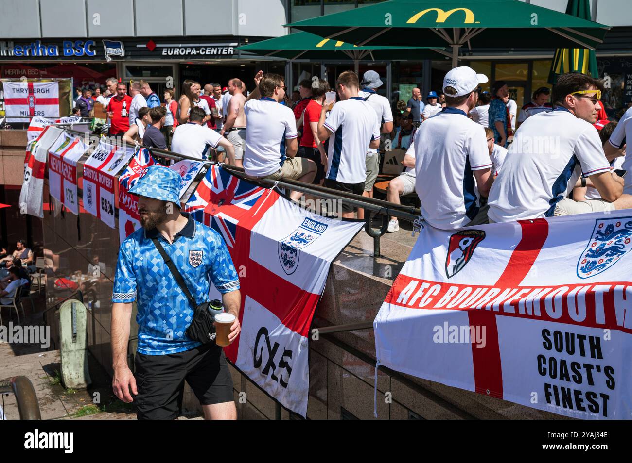 14.07.2024, Germania, Berlino - Europa - i tifosi della nazionale inglese si incontrano a Breitscheidplatz di fronte all'Europa-Center di Berlino-C. Foto Stock