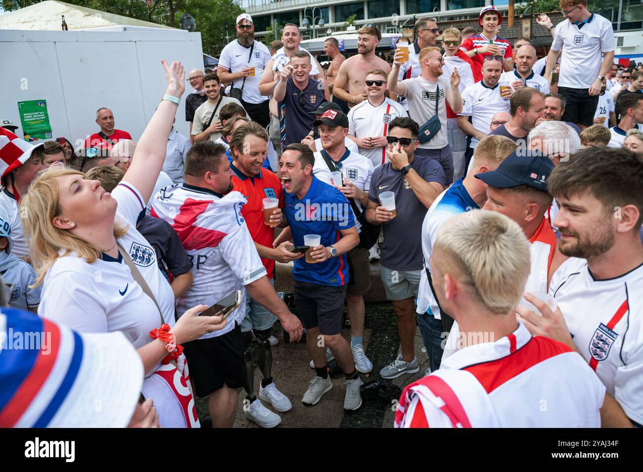 14.07.2024, Germania, Berlino - Europa - i tifosi della nazionale inglese si incontrano a Breitscheidplatz di fronte all'Europa Center di Berlino-C. Foto Stock