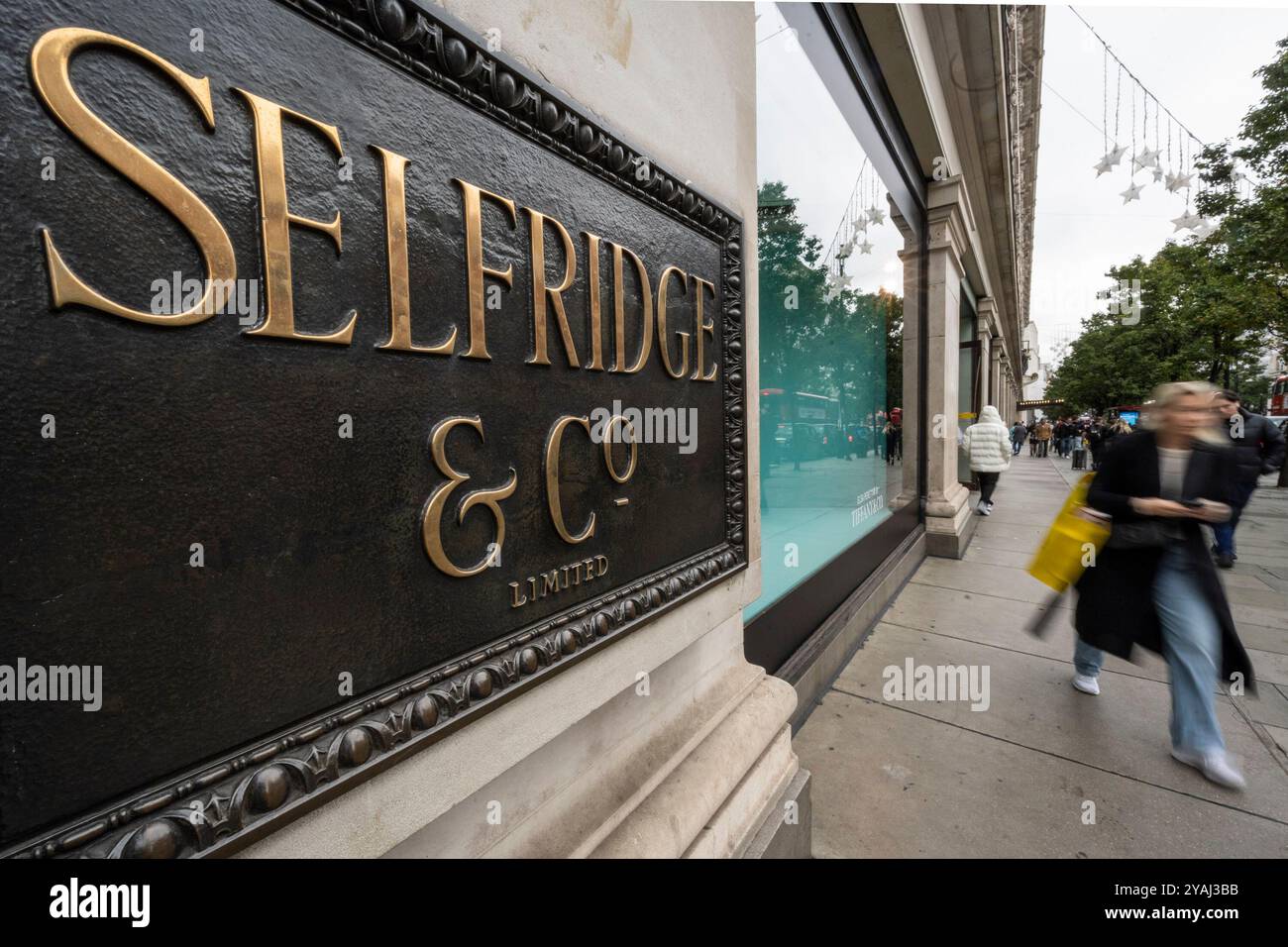 Londra, Regno Unito. 14 ottobre 2024. L'esterno del grande magazzino di Selfridges in Oxford Street. È stato riferito che il Fondo per gli investimenti pubblici (PIF) dell’Arabia Saudita è destinato a diventare un partner di minoranza in Selfridges dopo aver acquistato la posizione del gruppo Signa, ormai insolvente, dall’attuale comproprietario Central Group. PIF acquisirà una partecipazione del 40% sia nelle attività immobiliari che operative di Selfridges. Crediti: Stephen Chung / Alamy Live News Foto Stock