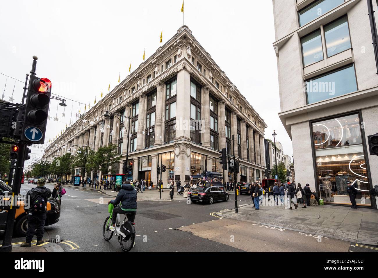 Londra, Regno Unito. 14 ottobre 2024. L'esterno del grande magazzino di Selfridges in Oxford Street. È stato riferito che il Fondo per gli investimenti pubblici (PIF) dell’Arabia Saudita è destinato a diventare un partner di minoranza in Selfridges dopo aver acquistato la posizione del gruppo Signa, ormai insolvente, dall’attuale comproprietario Central Group. PIF acquisirà una partecipazione del 40% sia nelle attività immobiliari che operative di Selfridges. Crediti: Stephen Chung / Alamy Live News Foto Stock