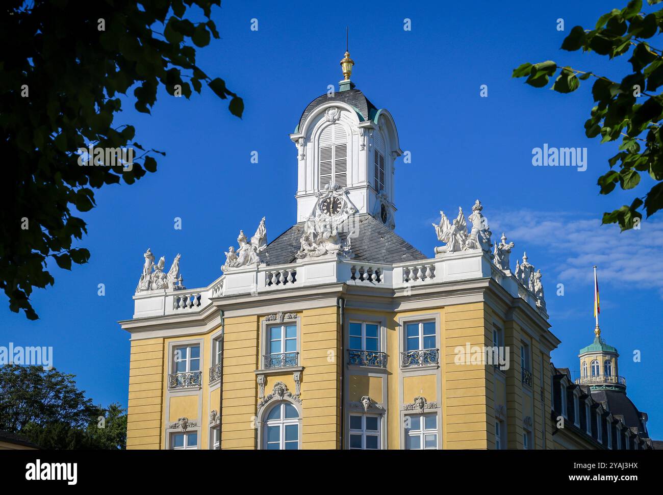 05.08.2024, Germania, Baden-Wuerttemberg, Karlsruhe - Palazzo di Karlsruhe. Palazzo barocco del XVIII secolo al centro di una zona radiale con musa Foto Stock