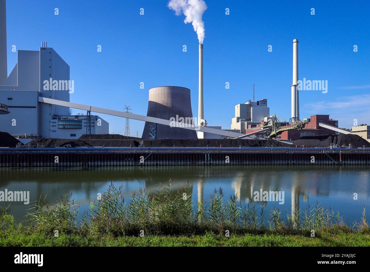 06.08.2024, Germania, Baden-Wuerttemberg, Karlsruhe - EnBW centrale a vapore Rheinhafen, Karlsruhe. La centrale a vapore Rheinhafen (RDK) è operativa Foto Stock