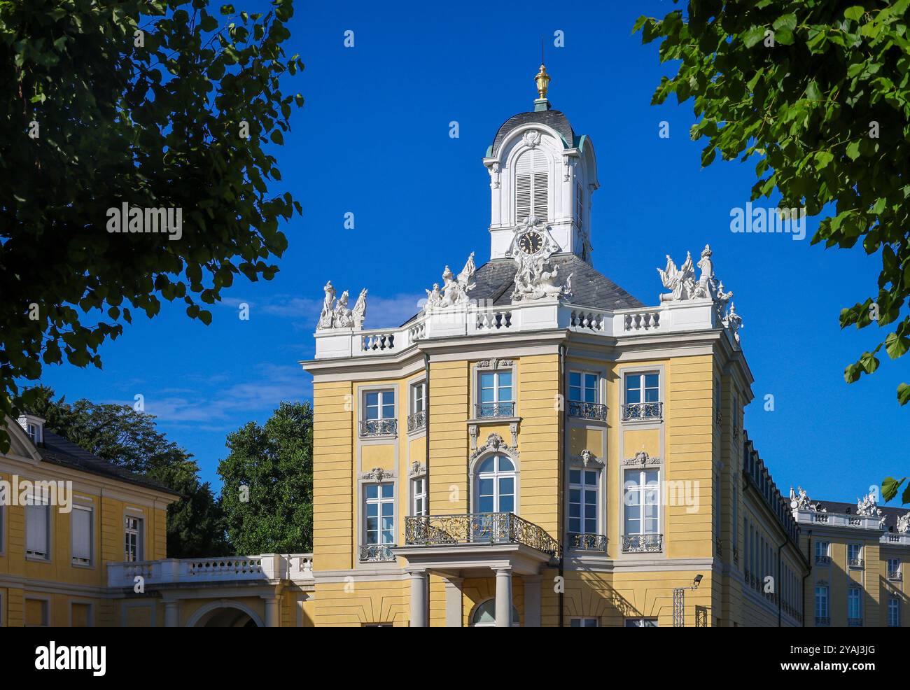 05.08.2024, Germania, Baden-Wuerttemberg, Karlsruhe - Palazzo di Karlsruhe. Palazzo barocco del XVIII secolo al centro di una zona radiale con musa Foto Stock