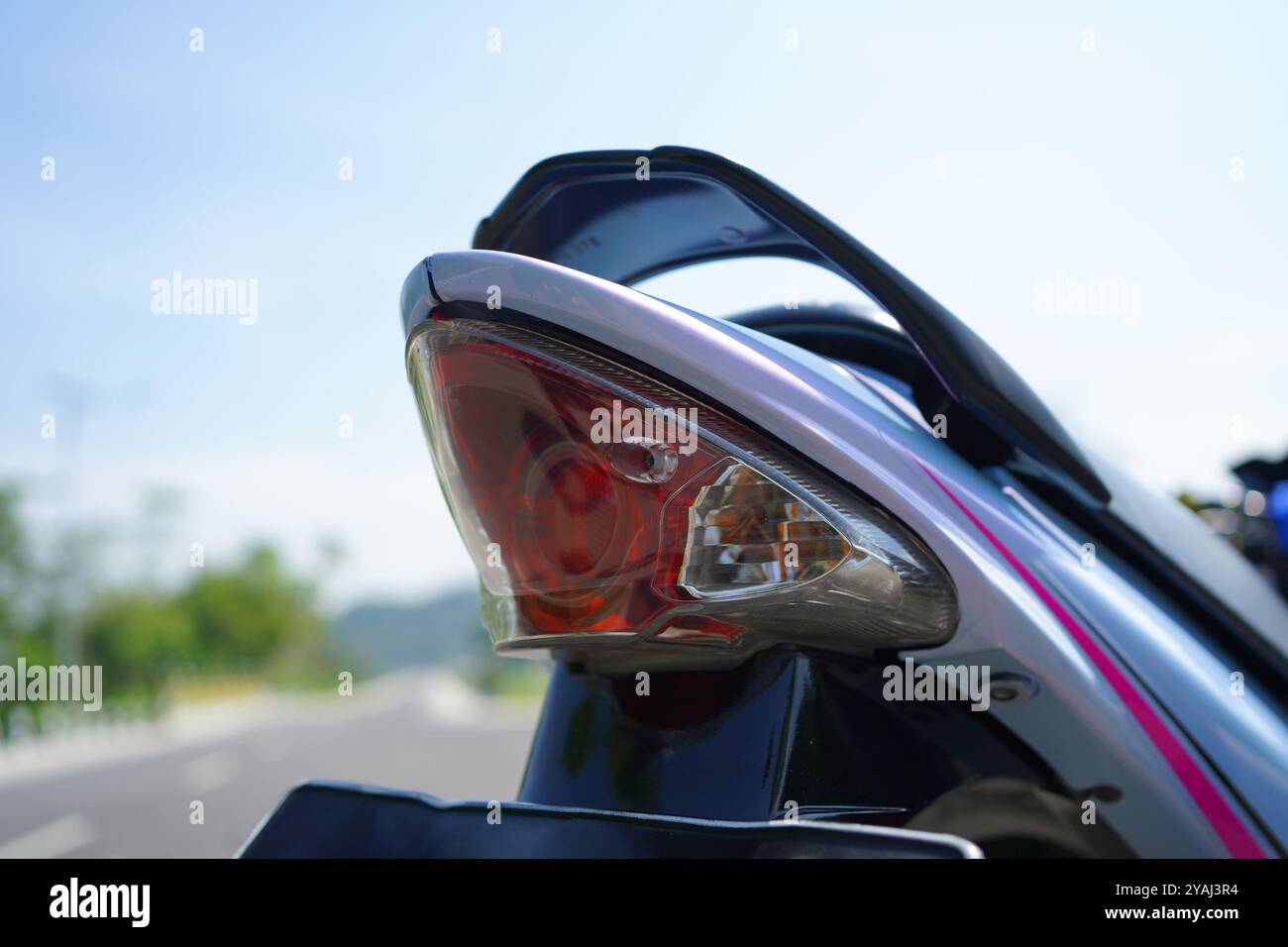 primo piano, luce di posizione posteriore della motocicletta con sottoscocca a 4 tempi Foto Stock