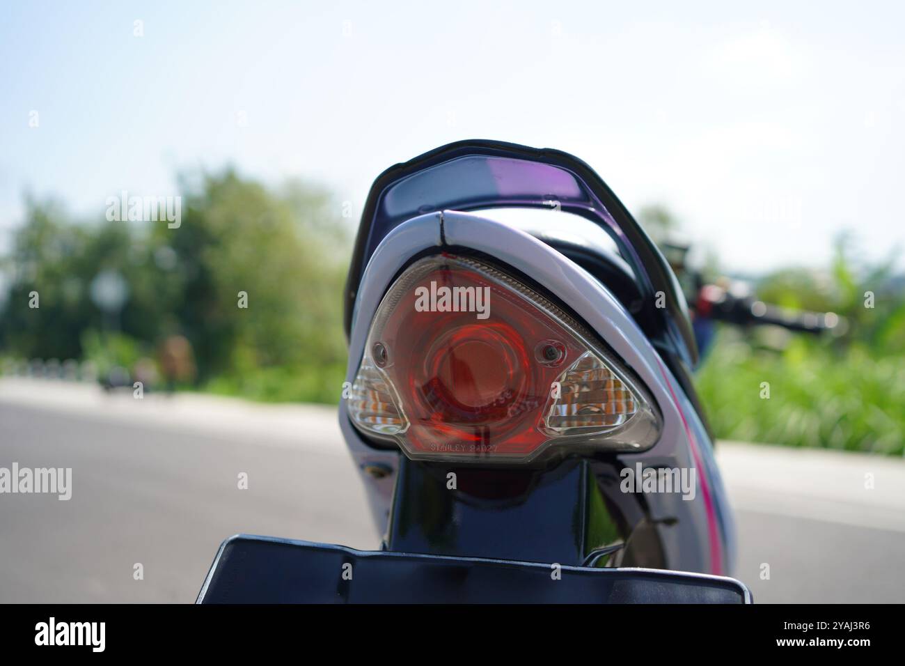 primo piano, luce di posizione posteriore della motocicletta con sottoscocca a 4 tempi Foto Stock