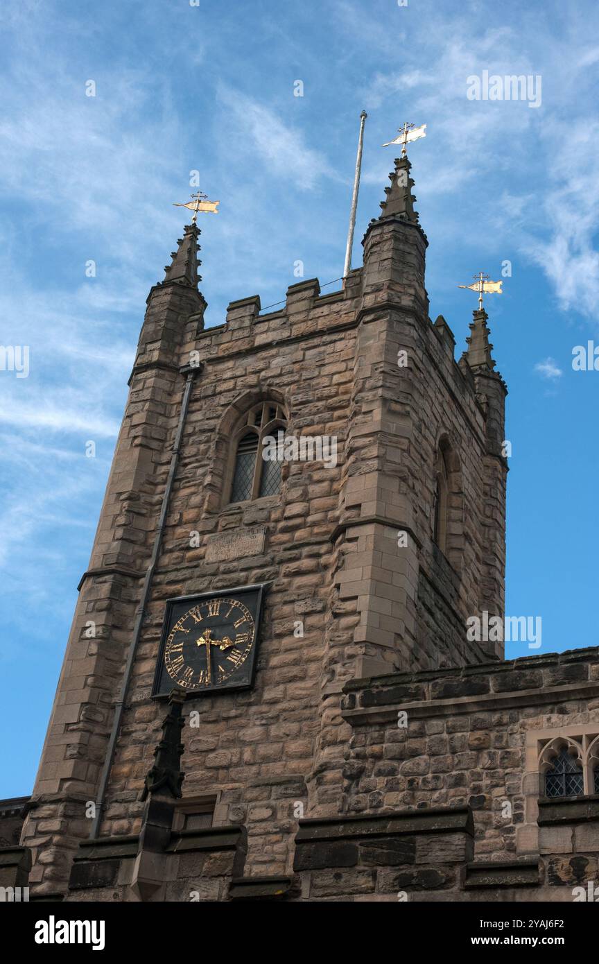 NEWCASTLE UPON TYNE, Regno Unito - 2 AGOSTO 2012: Vista esterna della torre della chiesa di San Giovanni Battista all'incrocio tra Grainger Street e Westgate R. Foto Stock