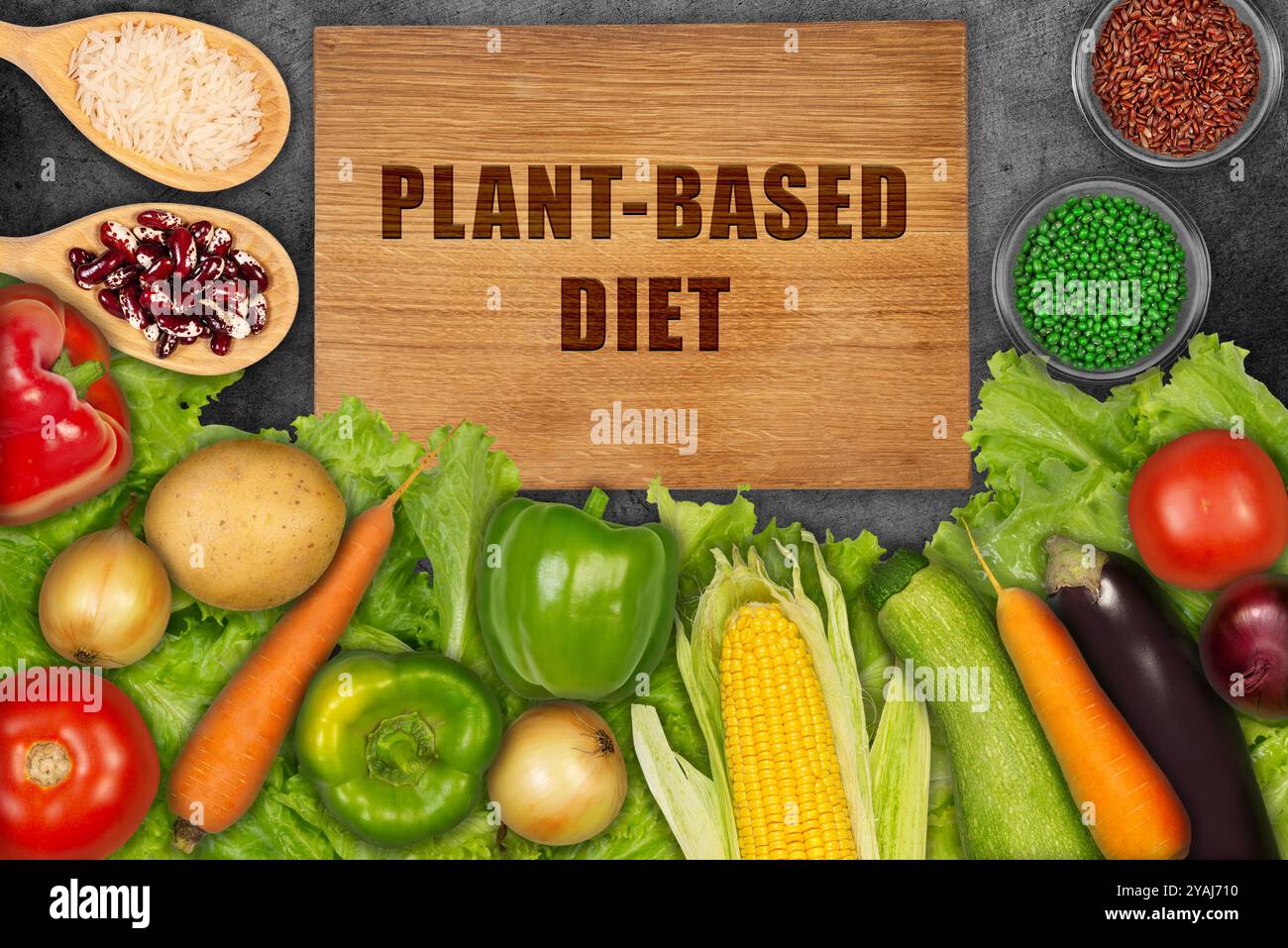 Un variopinto assortimento di verdure fresche rappresenta il concetto di una sana dieta vegetale. Ideale per promuovere la nutrizione e lo stile di vita vegano Foto Stock