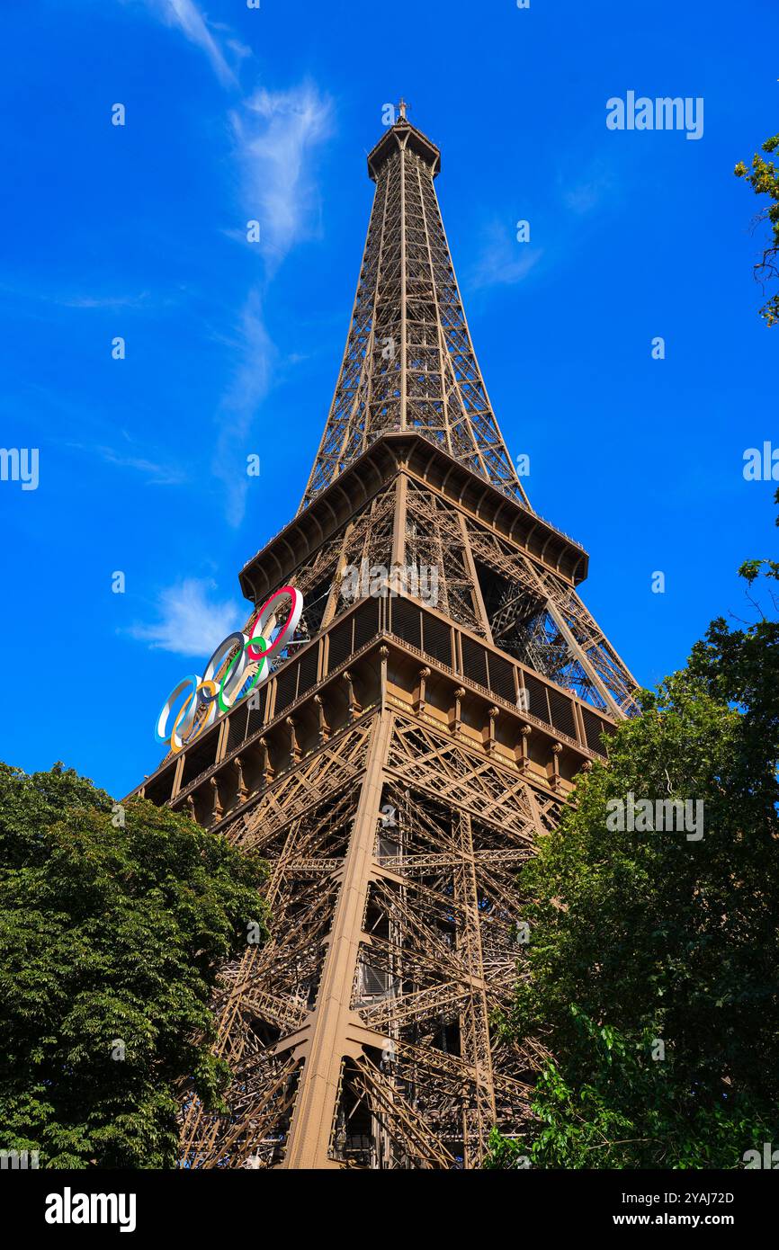 Parigi, Francia - 10 agosto 2024: Anelli olimpici a LED giganti sulla Torre Eiffel per le Olimpiadi estive di Parigi 2024 Foto Stock