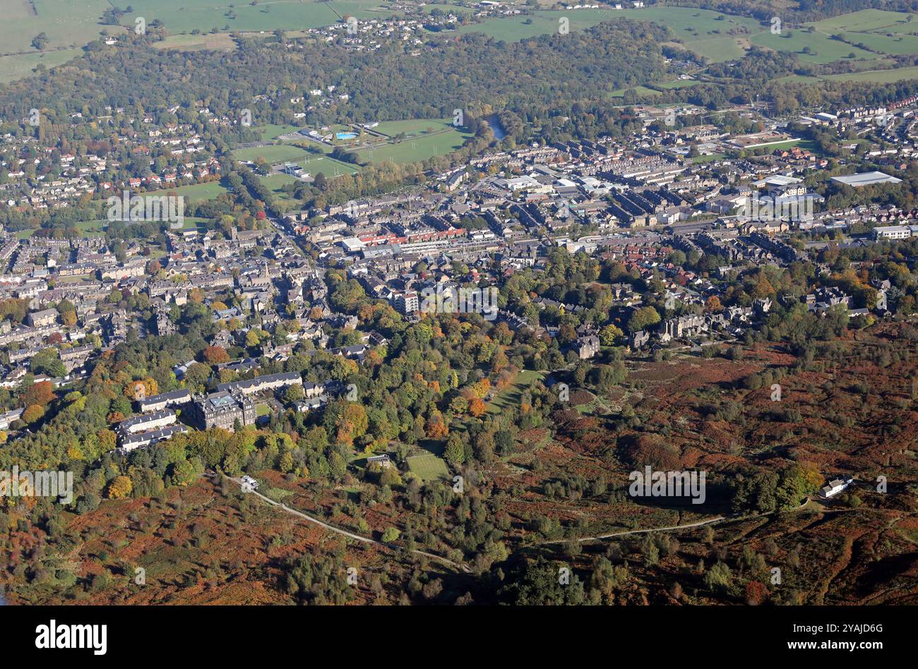 Vista aerea della città di Ilkey da Ilkley Moor (alcune delle quali in primo piano), West Yorkshire Foto Stock