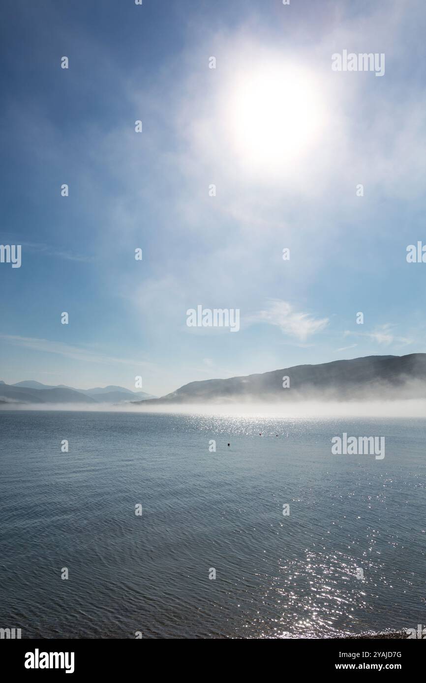 Villaggio di Ullapool, Scozia. Vista pittoresca di una nebbia di mare su Loch Broom. Foto Stock