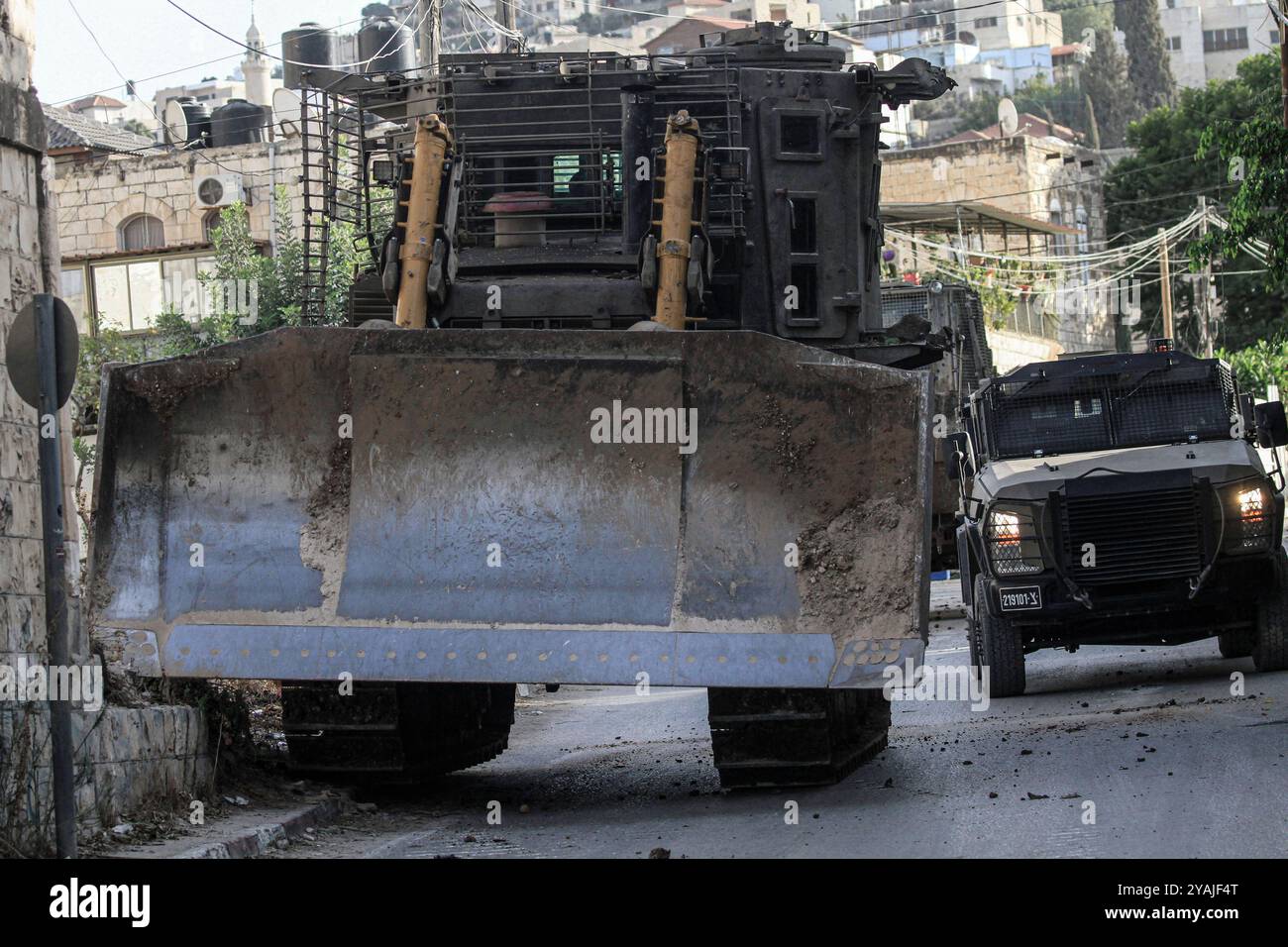 L'esercito israeliano pattuglia le strade di Jenin con veicoli armati e pesanti durante un raid in Cisgiordania l'esercito israeliano pattuglia le strade di Jenin con veicoli armati e pesanti durante un raid in Cisgiordania il 14 ottobre 2024. Foto di Mohammed Nasser apaimages Jenin Cisgiordania territorio palestinese 141024 Jenin MN 003 Copyright: XapaimagesxMohammedxNasserxxapaimagesx Foto Stock