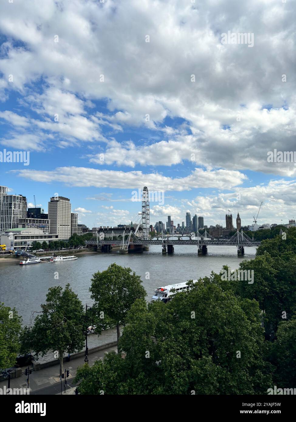 Vista sul Tamigi, sul London Eye, sul cielo blu di Londra, Regno Unito - Immagine stock catturata con smartphone