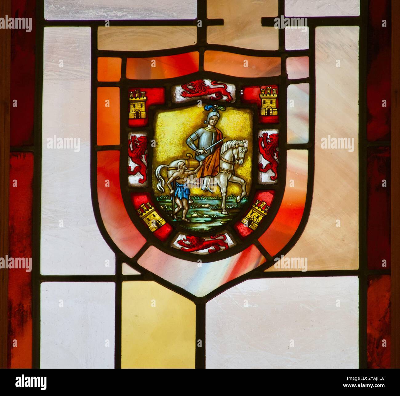 Stemma in una vetrata colorata che rappresenta la città di Sahagun nel Museo Casa Botines Antoni Gaudí Castiglia di Leon e Spagna Foto Stock