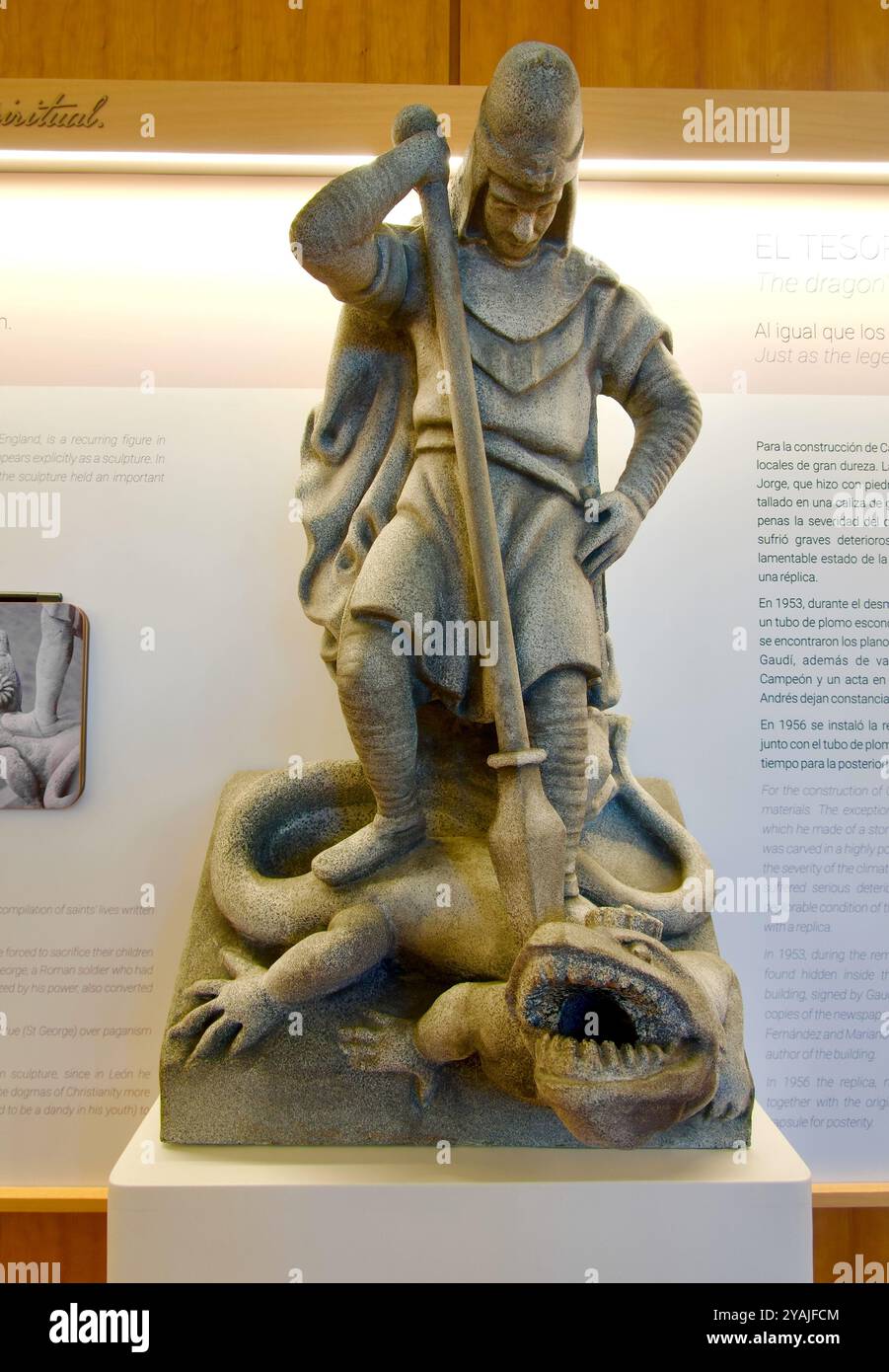 Copia della scultura in pietra di Giorgio e del Drago all'interno del Museo Antoni Gaudi Casa Botines Leon Castiglia e Leon Spagna Europa Foto Stock