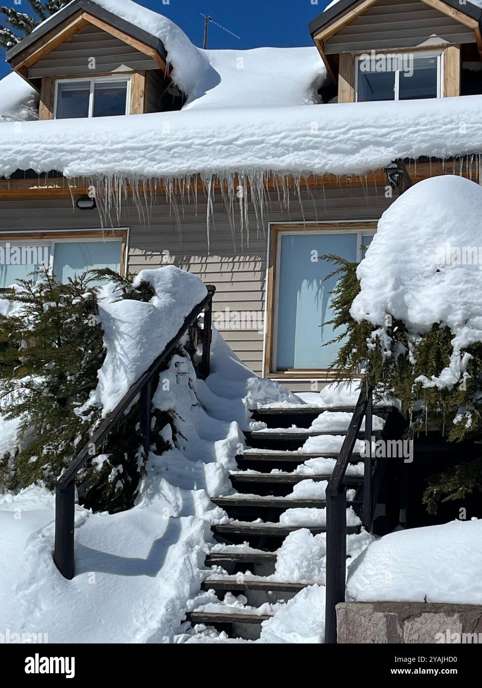 Immagine di una casa innevata. Santiago, Cile. - Immagine stock catturata con smartphone