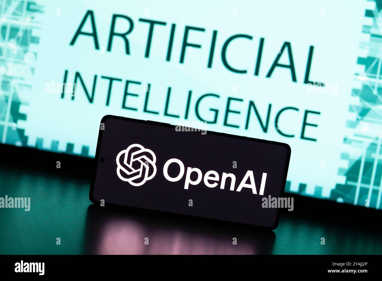 31 agosto 2024, Paraguay. In questa immagine, il logo OpenAI viene visualizzato sullo schermo di uno smartphone e sullo sfondo il testo artificiale i. Foto Stock