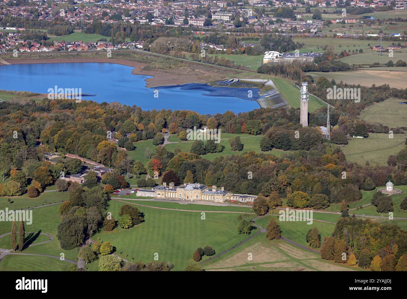 Vista aerea di Heaton Hall, Park & Heaton Park Reservoir e M62 in lontananza, anche un albero di telecomunicazione in vista e zip World Manchester Foto Stock