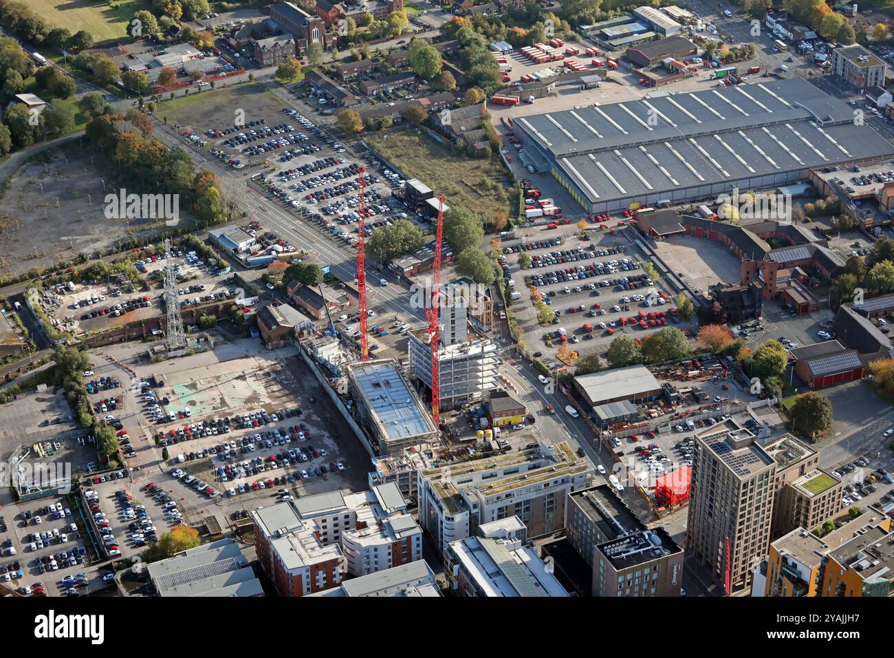 Vista aerea di un nuovo sviluppo in corso su Gould Road e Rochdale Road appena a est del centro di Manchester Foto Stock